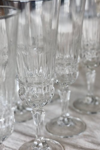 8 coupes à champagne vintage en verre pressé