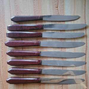 8 couteaux en bakélite