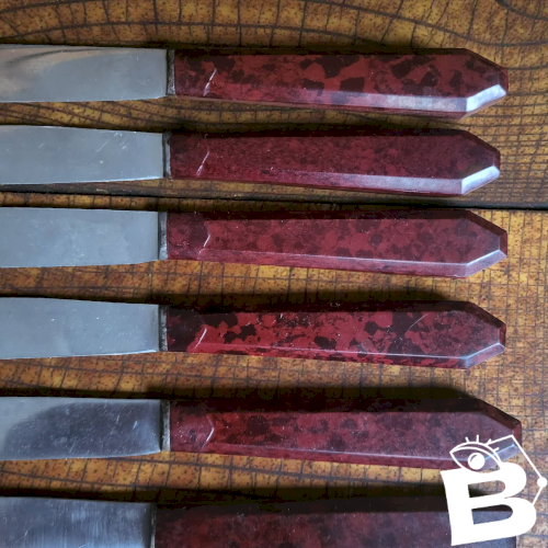 8 couteaux en bakélite