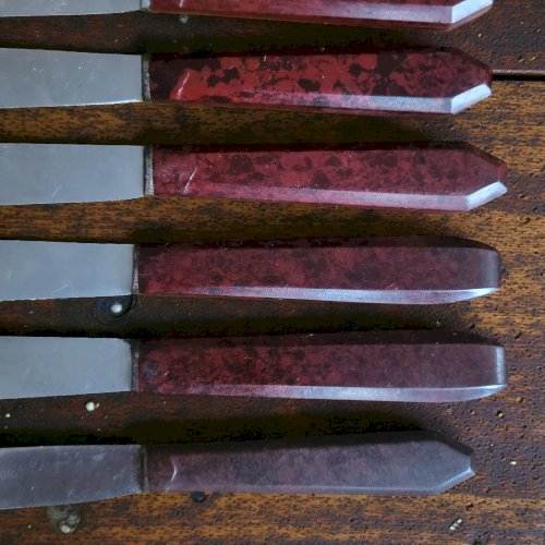 8 couteaux en bakélite