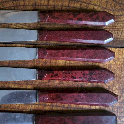 8 couteaux en bakélite