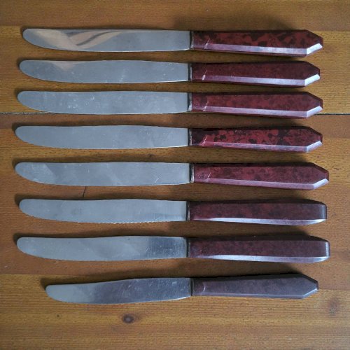 8 couteaux en bakélite