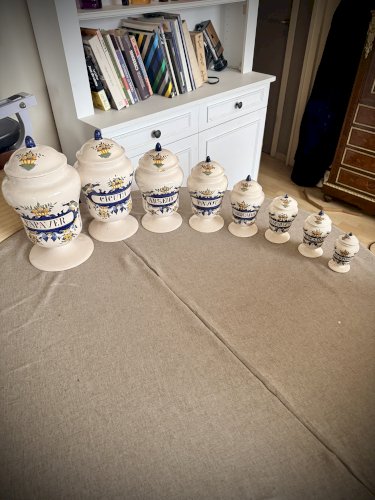 8 pots dapothicaire en faïence