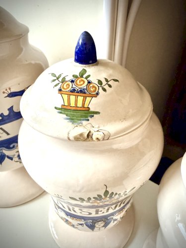 8 pots dapothicaire en faïence