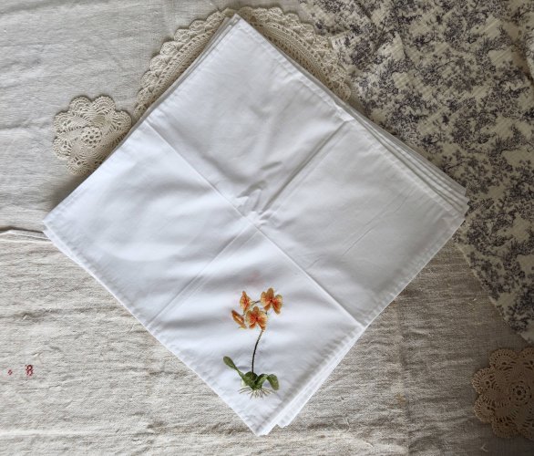 8 serviettes de table anciennes coton blanc - Brodées motif fleur orange