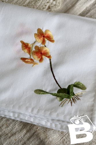 8 serviettes de table anciennes coton blanc - Brodées motif fleur orange