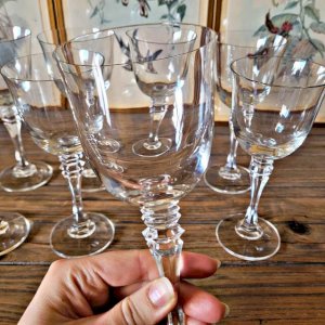 8 verres à vin ou eau vintage en cristal, jambe travaillée