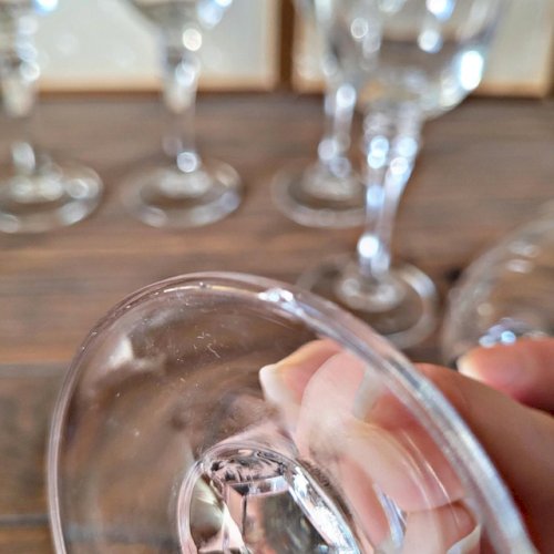 8 verres à vin ou eau vintage en cristal, jambe travaillée
