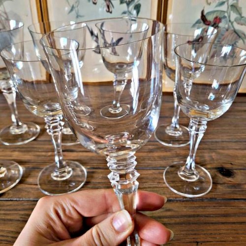 8 verres à vin ou eau vintage en cristal, jambe travaillée