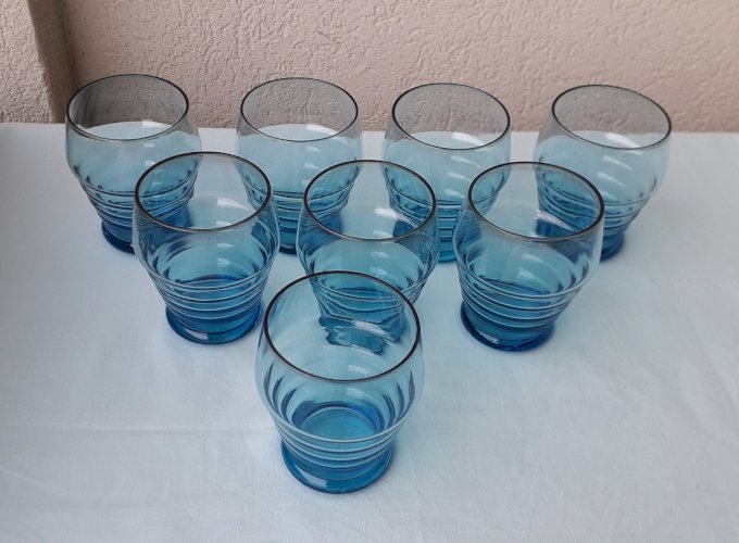 8 verres bleus
