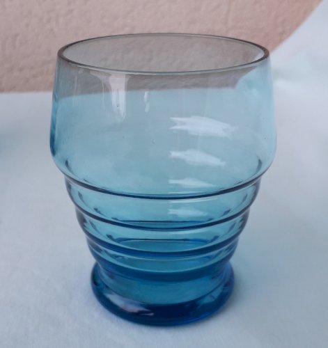 8 verres bleus