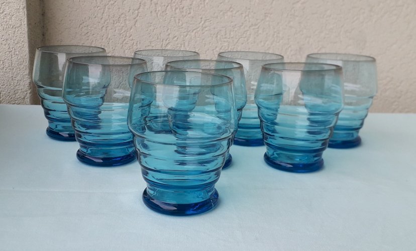 8 verres bleus