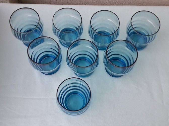 8 verres bleus