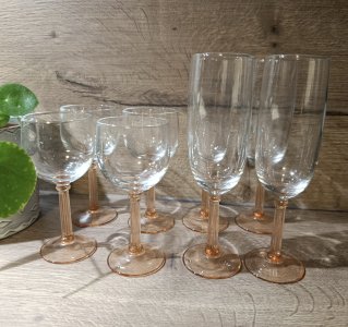 8 verres / flûtes pied côtelé rosaline de Luminarc | vintage