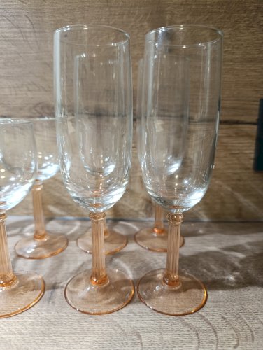 8 verres / flûtes pied côtelé rosaline de Luminarc | vintage