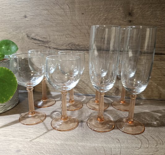 8 verres / flûtes pied côtelé rosaline de Luminarc | vintage