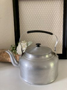 824⚜️ Antique Aluminum Kettle 26 cm Diamond Vintage