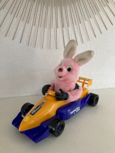 824⚜️ Promotional Plush Toy The Pink Duracell Rabbit Formula 1 Car 40 Cm Long