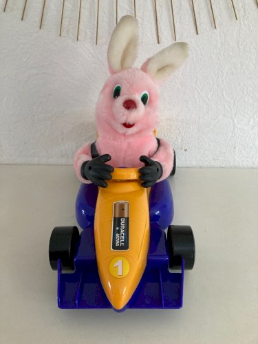 824⚜️ Peluche Publicitaire Le Lapin Rose Duracell Voiture Formule F 1 Long 40 Cm