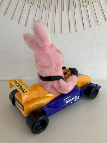 824⚜️ Peluche Publicitaire Le Lapin Rose Duracell Voiture Formule F 1 Long 40 Cm