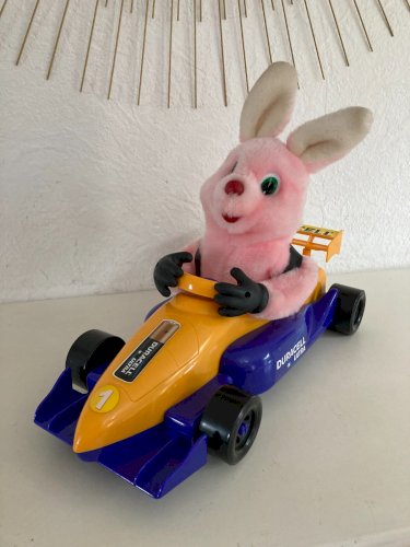 824⚜️ Peluche Publicitaire Le Lapin Rose Duracell Voiture Formule F 1 Long 40 Cm
