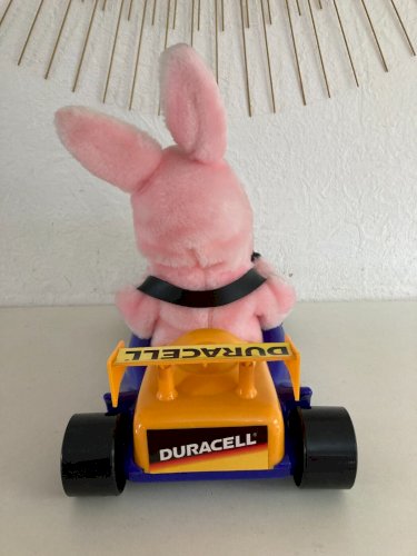824⚜️ Peluche Publicitaire Le Lapin Rose Duracell Voiture Formule F 1 Long 40 Cm