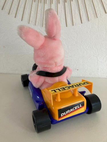 824⚜️ Peluche Publicitaire Le Lapin Rose Duracell Voiture Formule F 1 Long 40 Cm
