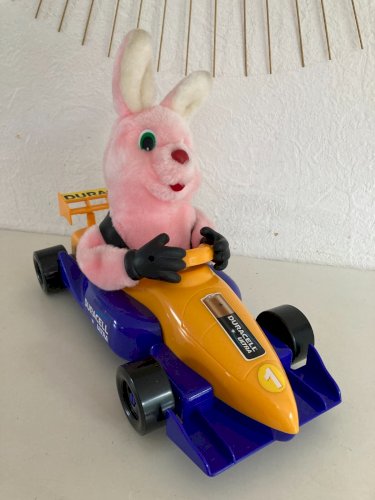 824⚜️ Peluche Publicitaire Le Lapin Rose Duracell Voiture Formule F 1 Long 40 Cm