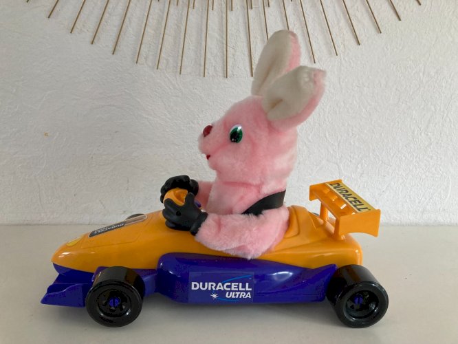 824⚜️ Peluche Publicitaire Le Lapin Rose Duracell Voiture Formule F 1 Long 40 Cm