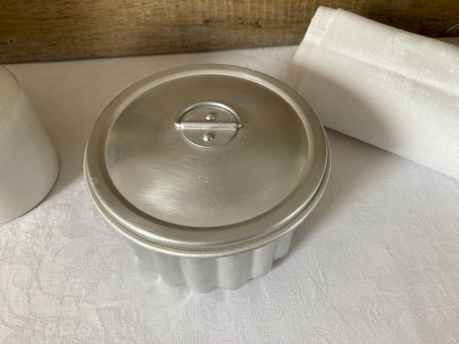 825⚜️ Ancien Moule à Gateau Rond Avec Couvercle Diamètre 15 Cm en Aluminium
