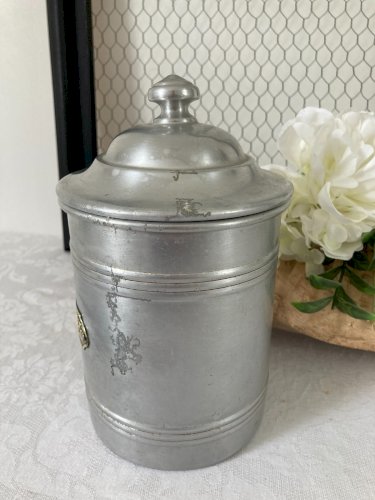825⚜️ Ancien Pot à Épices Chicorée Tournus Unis France en Aluminium Haut 20 Cm
