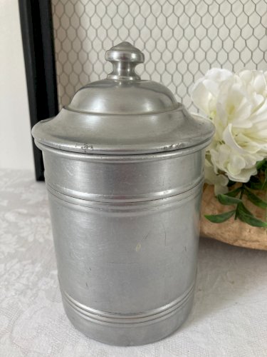 825⚜️ Ancien Pot à Épices Chicorée Tournus Unis France en Aluminium Haut 20 Cm