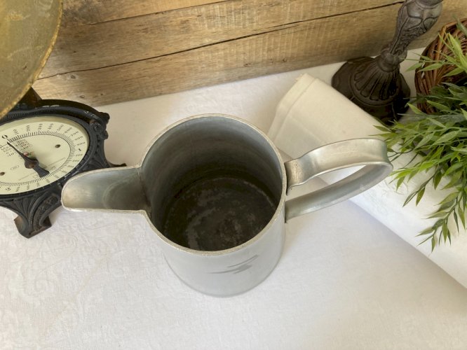 825⚜️ Ancienne Cruche Pichet Tournus France Broc en Aluminium Haut 25 Cm Vintage