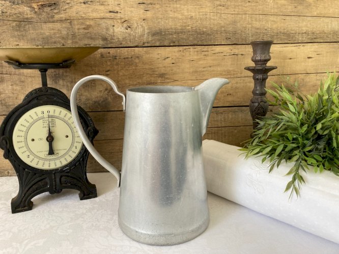 825⚜️ Ancienne Cruche Pichet Tournus France Broc en Aluminium Haut 25 Cm Vintage