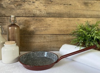 825⚜️ Vintage Enamelled Sheet Metal Pan Bordeaux Color Diameter 24 cm