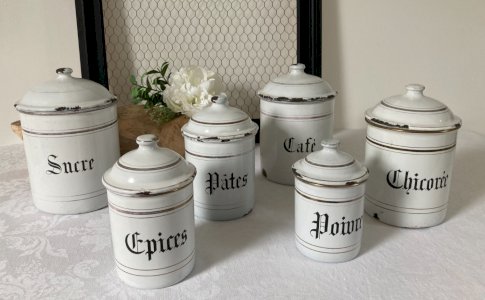 825⚜️ Ancienne Série de 6 Pots à Épices en Tôle Émaillée Couleur Blanc Vintage