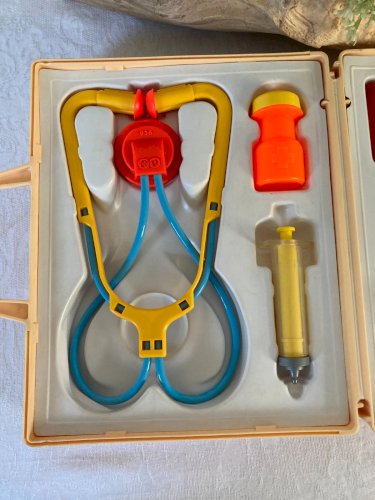 825⚜️ Ancienne Valise du Docteur Fisher Price Kit Medical Année 1977 Réf 936