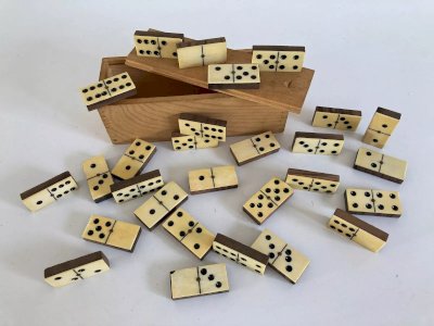 9 ⚜️ Antique Old Toy Board Game Wooden Box 28 Vintage Wooden Dominoes