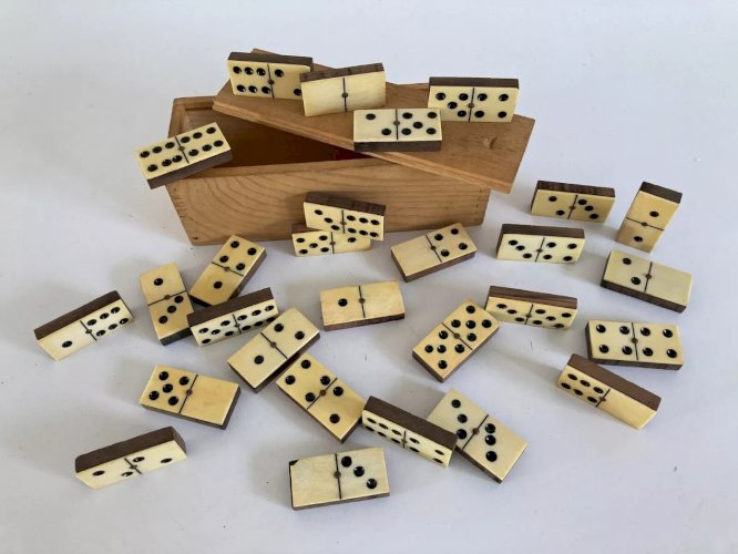 9 ⚜️ Ancien Vieux Jouet Jeu De Société Boite en Bois 28 Dominos en Bois Vintage