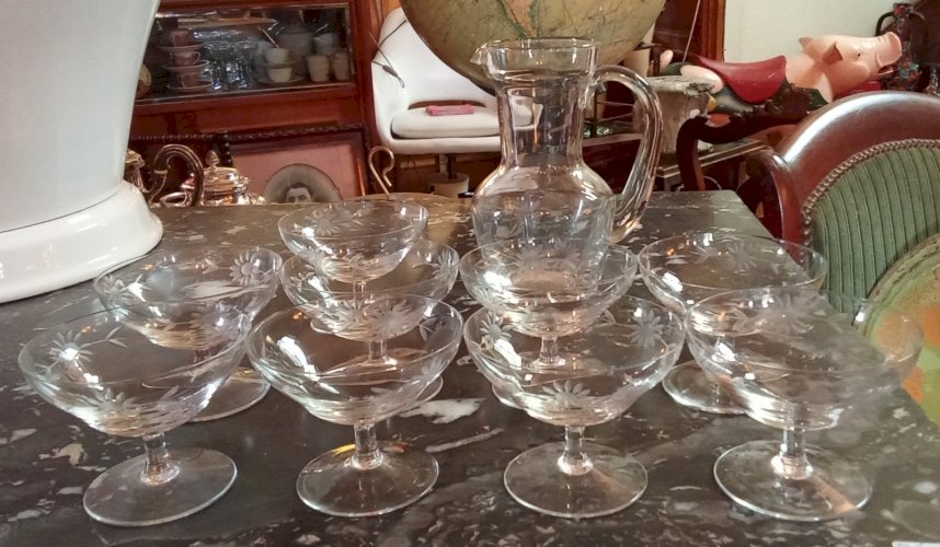 9 Anciennes Coupes Verres À Champagne Cristal Avec Verseuse  Décor Gravé Floral