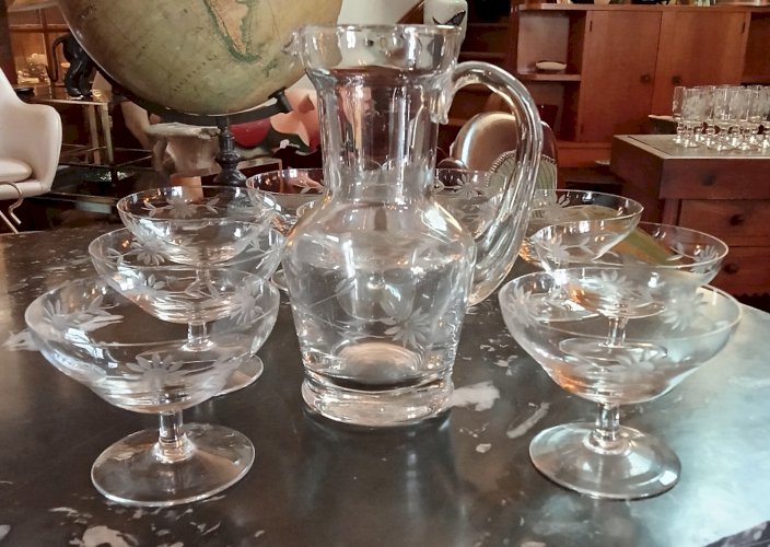 9 Anciennes Coupes Verres À Champagne Cristal Avec Verseuse  Décor Gravé Floral