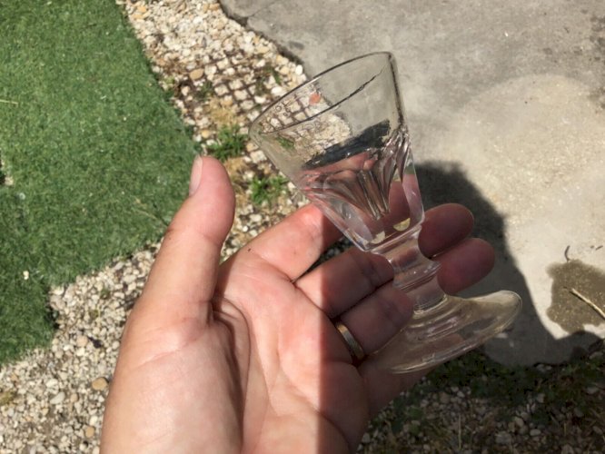 9 ANCIENS PETITS VERRES À LIQUEUR SUR PIED  massifs à cotes bistrot 19eme