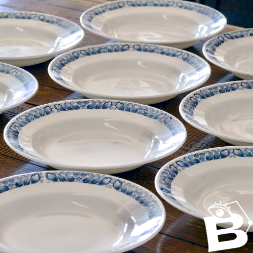 9 assiettes anciennes terre de fer signées Longchamp Marcel