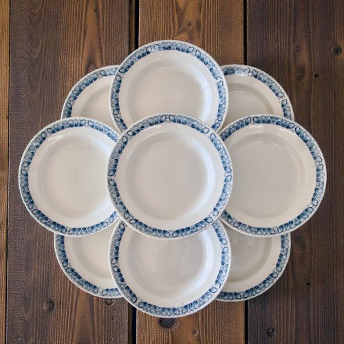 9 assiettes anciennes terre de fer signées Longchamp Marcel