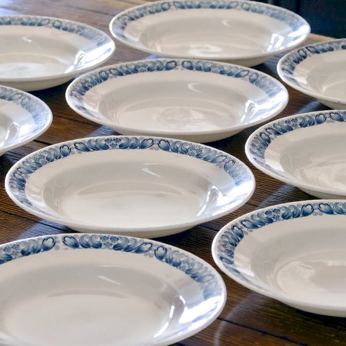 9 assiettes anciennes terre de fer signées Longchamp Marcel