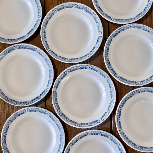 9 assiettes anciennes terre de fer signées Longchamp Marcel