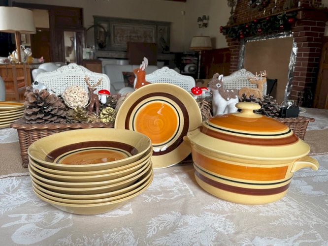 9 assiettes creuses « Gallia » Gien et soupière