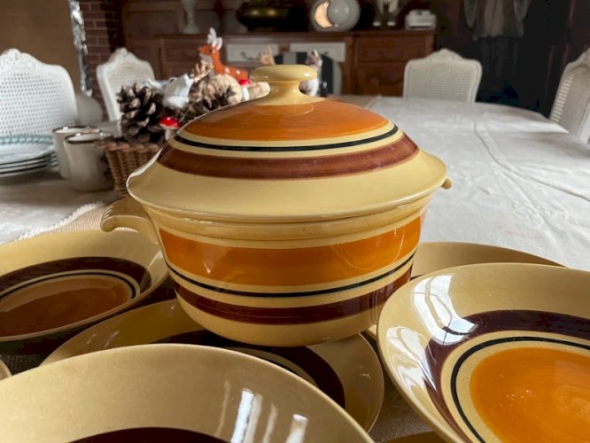 9 assiettes creuses « Gallia » Gien et soupière