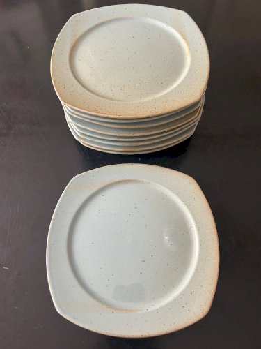 9 assiettes en grés CNP
