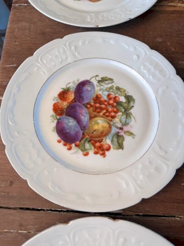 9 assiettes plates en porcelaine ancienne